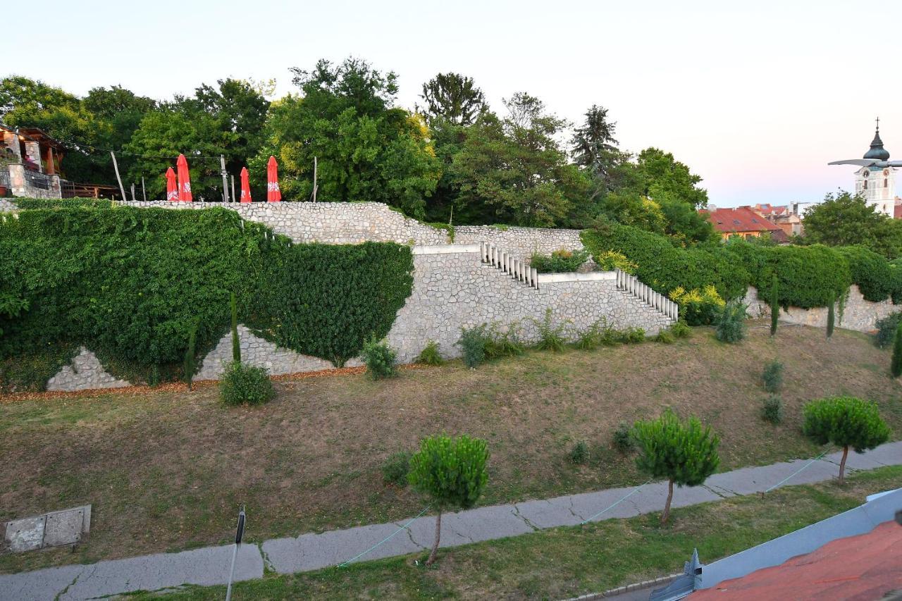 Szinbad Hotel Pécs Buitenkant foto