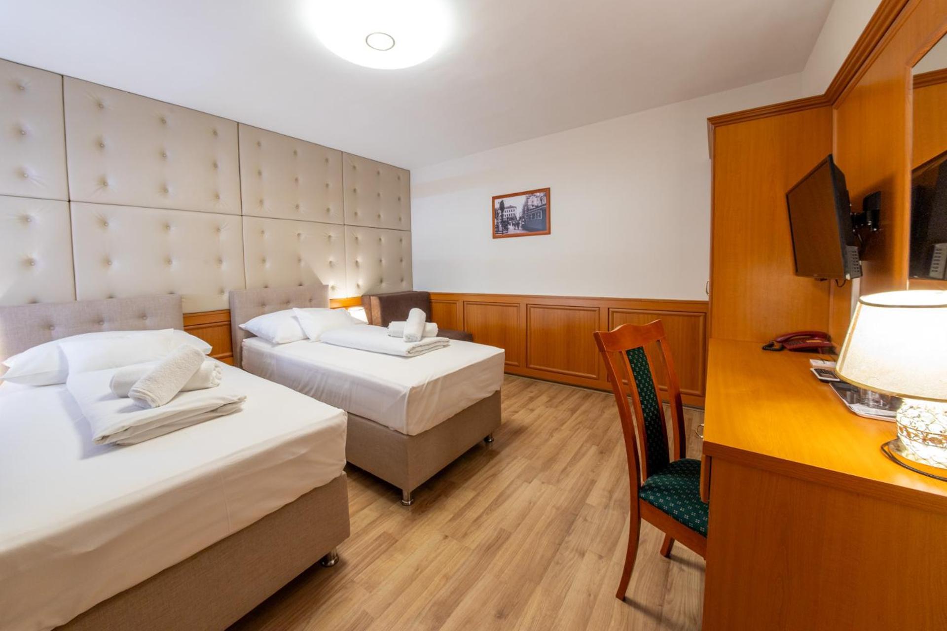 Szinbad Hotel Pécs Buitenkant foto